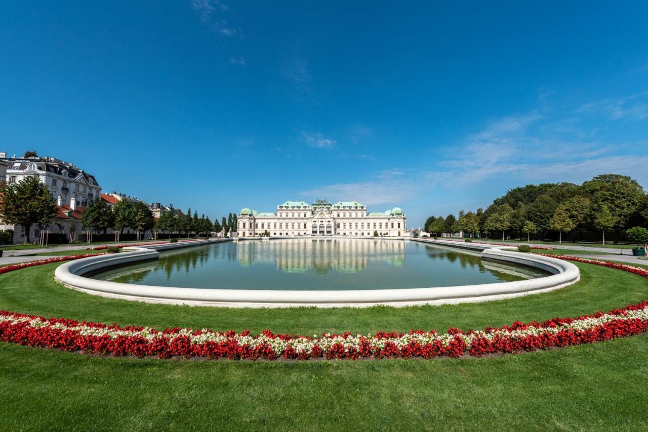 Gustav Klimt At Belvedere By Hm Viena