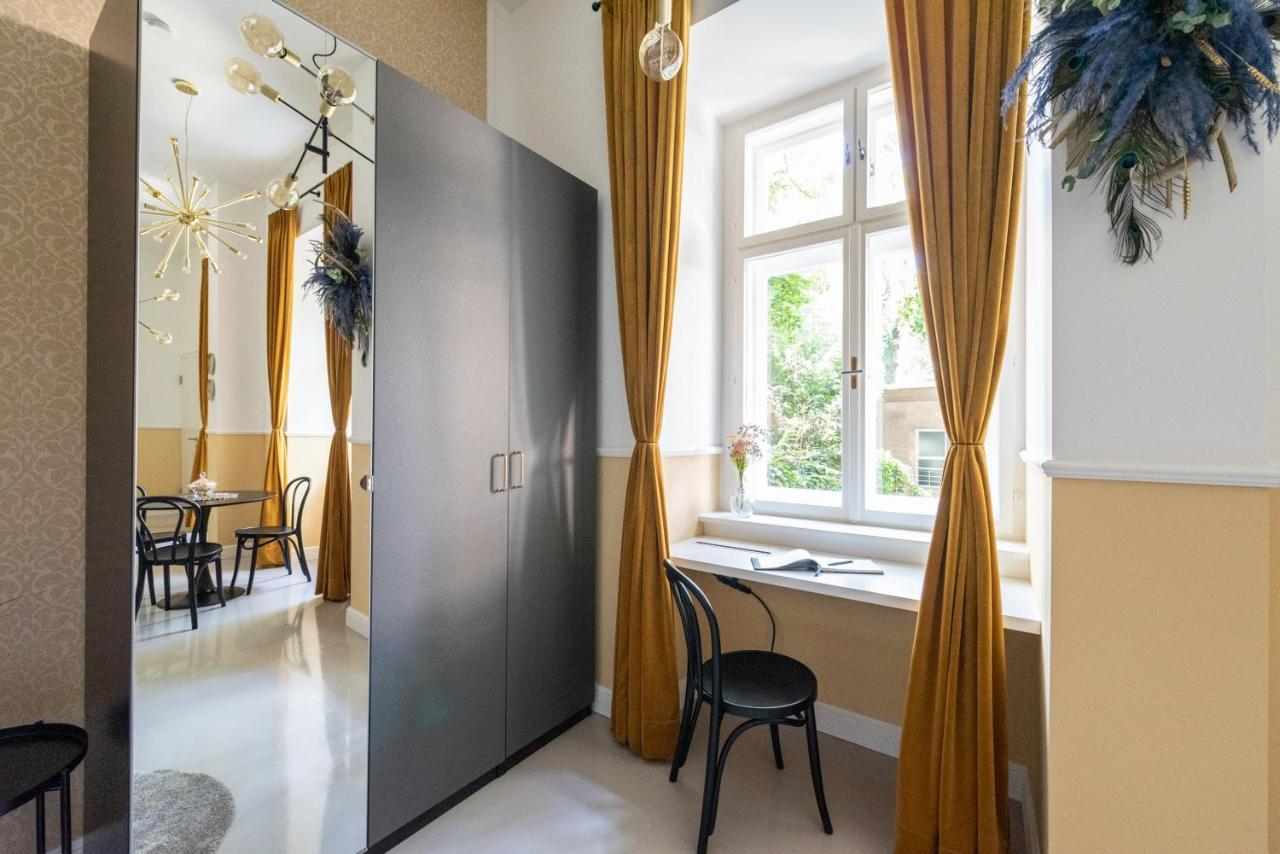 Gustav Klimt At Belvedere By Hm Apartment